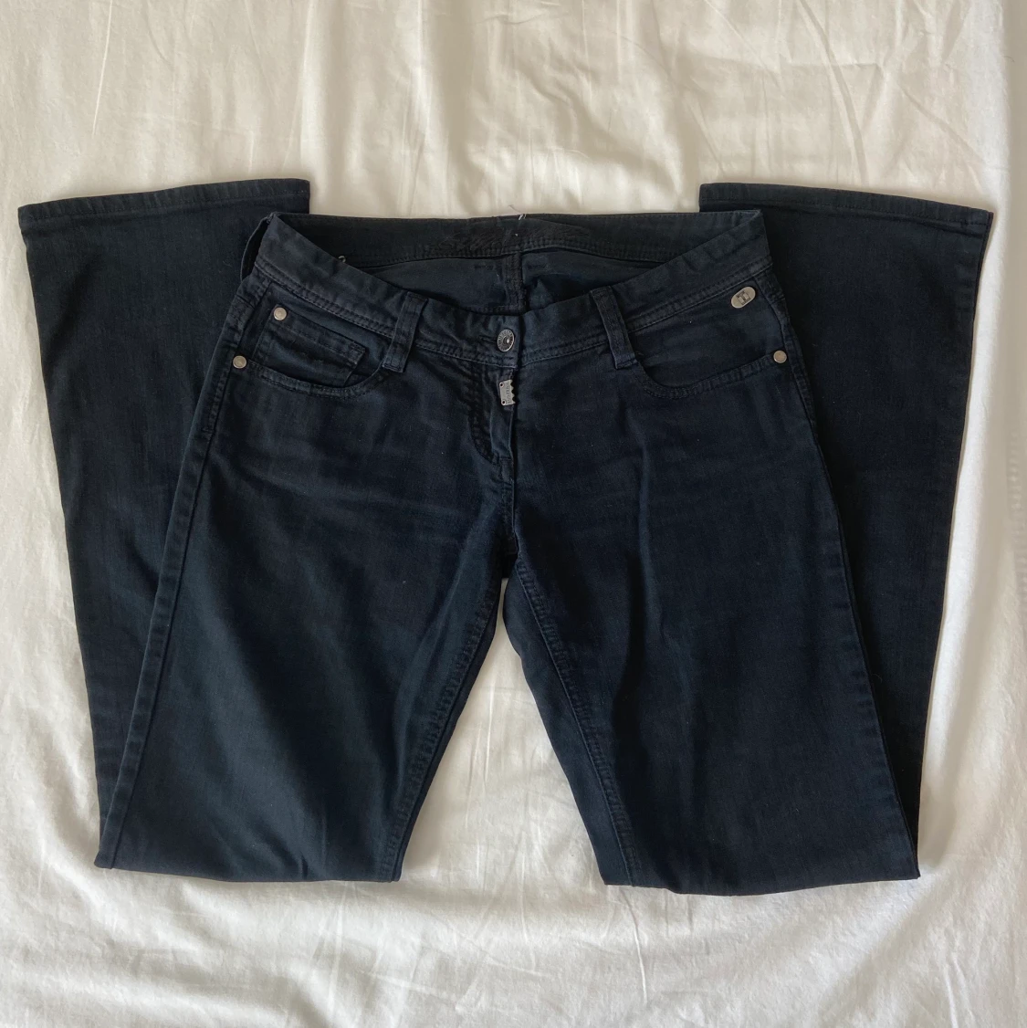 svarta lågmidjade bootcut jeans