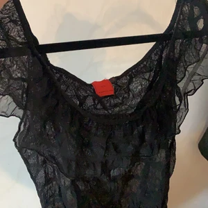 Volang topp - Seethrough topp som man kan ha offshoulder & croppad om man vill. Bra skick! Passar XS-M