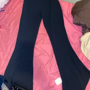 svarta flare byxor - passar ej