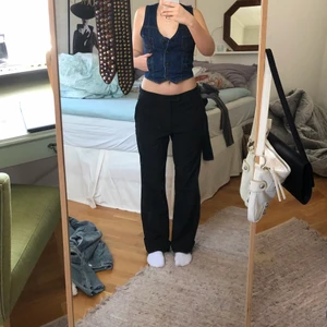 Kostym byxor  - 💋❤️‍🩹✨Otroligt snygga kostymbyxor som jag hittade på en secondhand butik i Stockholm. Dom har fickor där back och är i färgen svart med ränder✨💋❤️‍🩹❤️