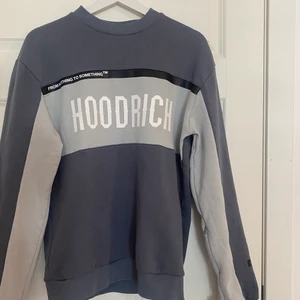 Hoodrich Hoodie - Säljer denna Hoodrich Sweater. Använd fåtal gånger. På sista bilden ser man defekterna, detta är pågrund av att den är tvättad. Annars i jättebra skick. Storlek S. Hör av er vid frågor. Frakt tillkommer.  Kan gå ner i pris vid snabb affär.