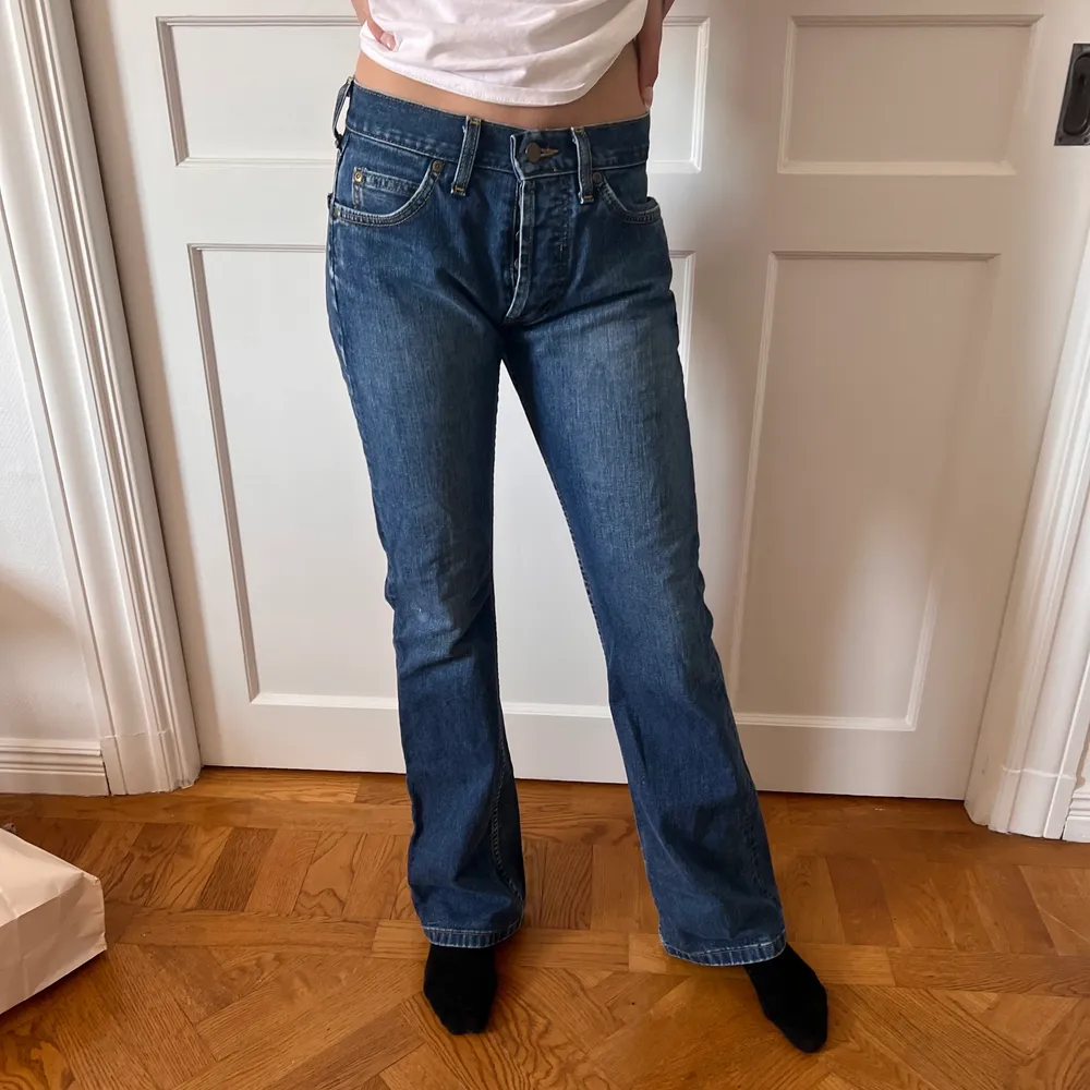 Jenas ifrån ca 90 talet. säljer dessa jeans pga att jag inte får på mig dom. Dom är vida i benen och i mycket bra kvalitet💗 hon på bilden är 174 lång . Jeans & Byxor.