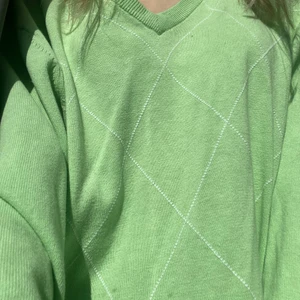 Grön argyle isch! - Så himla fin tröja med ett subtle argyle mönster i vitt! Säljs då den inte kommer till användning, stor på mig som vanligtvis har XS/S på toppar! Små nästan obefintliga fläckar finns!💗