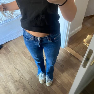 Lågmidjade jeans  - Säljer dessa lågmidjade jeans med en snitt vid fötterna. De är från Zara i storlek 36 💕 säljer även golden goose skorna som är med på bilderna
