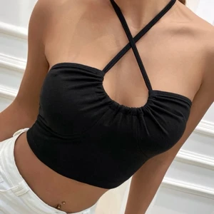 Sommartopp  - Jättefin topp inför sommaren. Lätt att ta på sig och har inte använts mer än 4 gånger. Passar med nästan allt, speciellt med kjolar ;) den är ganska cropped på mig som är 170cm. 