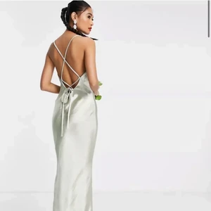 klänning  - säljer denna superfina klänning från asos. alldrig använd så lappar är kvar. super fin knytning och slit💓💓