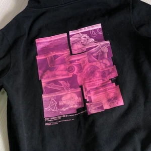 HUF hoodie - Säljer HUF hoodie då jag växt ur den. cond 8/10  välanvänd men i väldigt bra skick. nypris 900kr storlek M