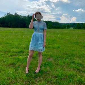 By Malina Emily festklänning ljusblå XS - Favoritklänningen från By Malina! Säljer endast då den är lite för tight runt armarna på mig numera. Färgen stämmer väl överens med verkligheten. Sista bilden ser man att sömmen har lossnat lite, men det syns inte när man har på sig den och det ska nog inte vara så svårt att laga det om man vill. Därav priset! 🌼 För referens: Jag mäter 69-70 cm i midjan och är 170 cm lång 