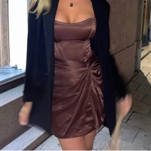 Zara klänning - ALDRIG ANVÄND. Så fin zara klänning! Ej min bild utan lånad. Jättefint skick. 