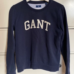 Gant Sweatshirt  - Tröjan är marinblå i storlek M men passar även som S. Den är helt oanvänd och köpt för 1000kr. Säljer den pga att den aldrig kommer till användning! Köparen står för frakt.