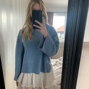 Stickad tröja - Jätte fin stickad tröja från pull&bear köpt för några månader sen men bara använd en gång🌸 säljer pga att den ej kommer till användning. Har vanligtvis storlek S eller M💕