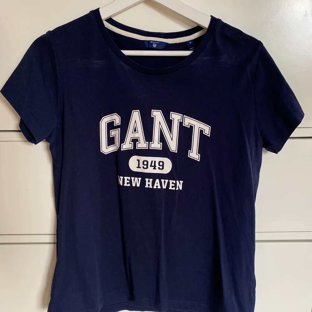 Jag säljer denna marinblåa Gant t-shirt pga att den aldrig kommer till användning. Den är använd max 3 gånger. Den är i storlek M men passar även som S. Jag köpte den för 1000kr men säljer för ca 750kr (pris kan diskuteras). Köparen står för frakten.. T-shirts.