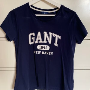 Gant t-shirt - Jag säljer denna marinblåa Gant t-shirt pga att den aldrig kommer till användning. Den är använd max 3 gånger. Den är i storlek M men passar även som S. Jag köpte den för 1000kr men säljer för ca 750kr (pris kan diskuteras). Köparen står för frakten.