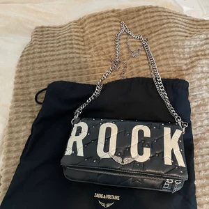 Zadig rock väska - Limited edition zadig rock väska, finns bara några exemplar i hela Sverige. Använt skick därav priset. Skriv till mig vid frågor ❤️Nypris: 4500