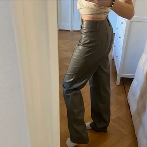 Zara byxor - Så fina skinnbyxor från Zara köpta i höstas! Endast använda någon gång🤍