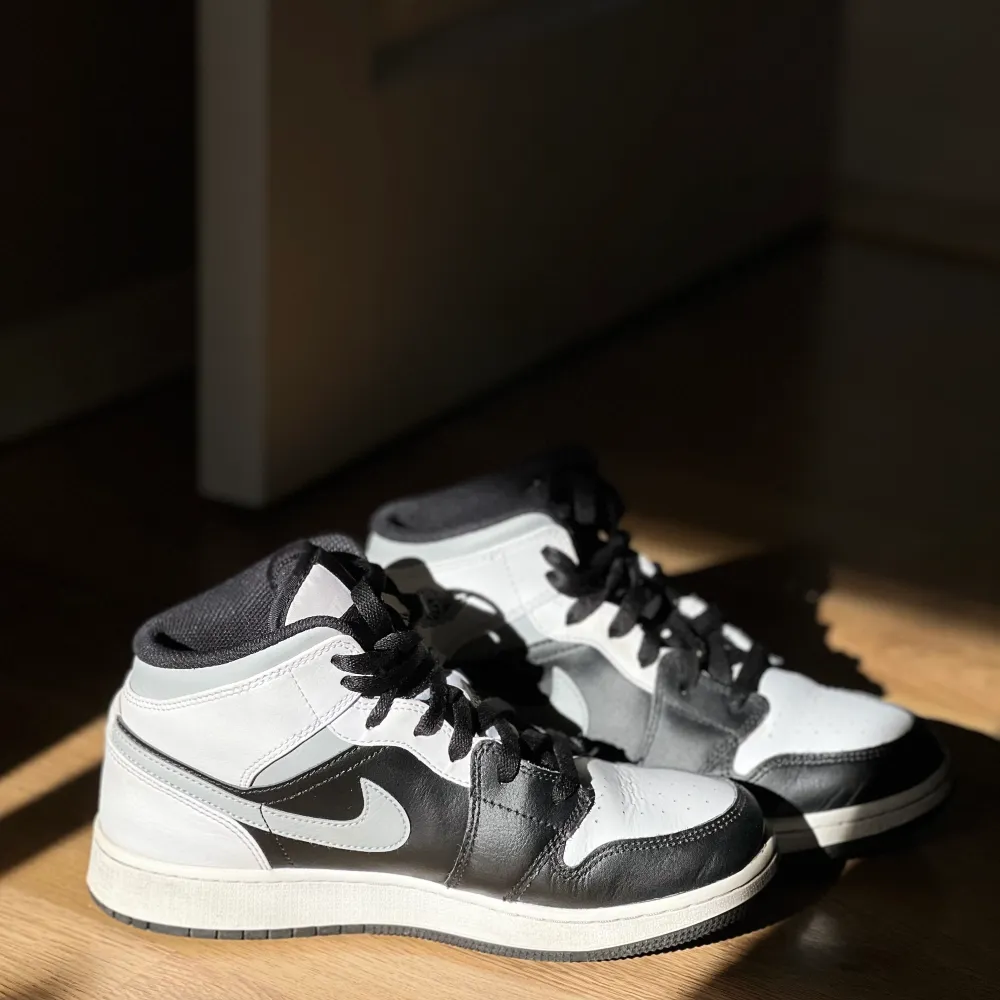 Säljer mina Jordans (Air Jordan 1 Mid white shadow GS). Skorna är endast använda några gånger och är i mycket bra skick⭐️  perfekta skor inför skolan eller festen, både stilrena och mycket bekväma. Skor.