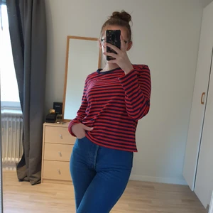Randig långärmad t-shirt  - Röd och mörkblå randig långärmad tshirt från Monika.