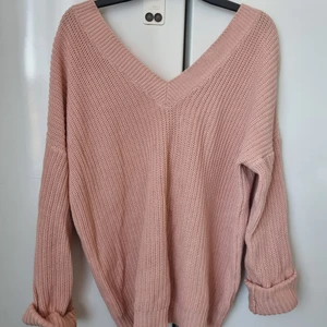 Stor stickad tröja - Stor stickad tröja med snörning i ryggen. Använd ett fåtal gånger 🌸