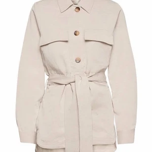 Snygg vårjacka! - Säljer denna fina jackan som är perfekt nu till våren/sommaren! 