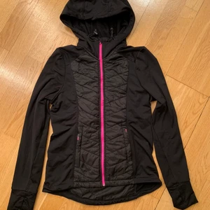 H&M tränings jacka  - Perfekt att ha när man är ute och går el springer! Mkt bra skick