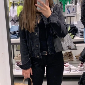 Jeansjacka - Skitfin grå jeansjacka med slitningar nu till våren💓