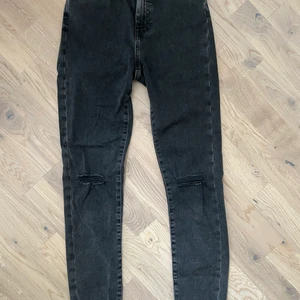 Mörkgrå jeans - Med slitna detaljer. Storlek XS. Stretchigt material.