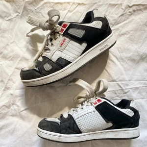 Acer y2k shoes -  coola mer ”chunky” sneakers från acer, passar inte mig så säljer vidare. köpt på plick Strl 38 men passar nog en 39 oxå, eller om man har bredare fötter!! I befintligt skick, ena skosnörets ”spets” har gått upp. behövs tvättas. Köparen står för frakt. ❤️