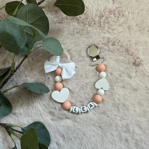 Napphållare Lea  - Handgjord napphållare! Valfri namn ingår, har många olika modeller och färger finns på www.ypdesign.se och instagram: @ypdesign.se