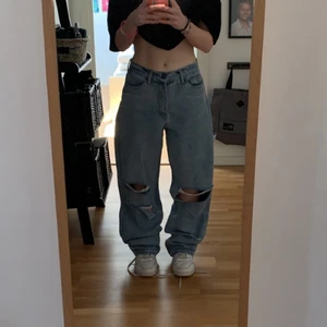 baggy jeans - boyfriend jeans från boohoo i modellen tall, passar mig som är 163cm! oversized look med slitningar. kontakta för frågor! 
