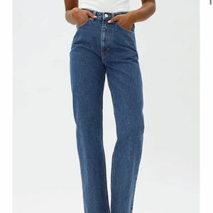 Rowe jeans från Weekday  - Jeans i modellen Rowe extra high från Weekday. Storlek 24/30. Använt men fint skick.