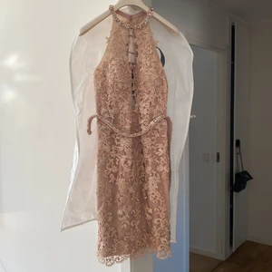 Rever Design storlek m - Klänningen är använd en gång skulle säga att den är S/M i storleken. Köpt på bröllops affären i Södertälje. Jätte fin slim klänning som är jätte vacker. 
