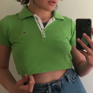 Lacoste polotröja  - Skit snygg grön färg, är jättesöt till sommarn💞. Skriv för mer bilder💗💗Dem första två bilderna är min storasyster 💕