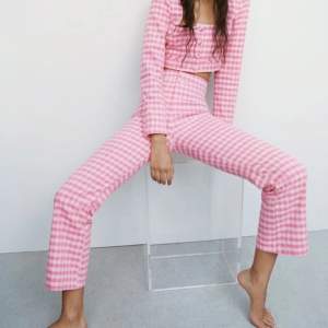 Skitsnygga och sköna rosa byxor från Zara. Bilden på modellen ger en bra bild av hur dom sitter på. Fint skick
