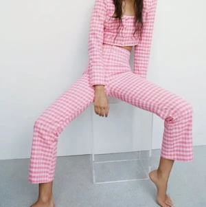 Rosa rutiga byxor från Zara - Skitsnygga och sköna rosa byxor från Zara. Bilden på modellen ger en bra bild av hur dom sitter på. Fint skick