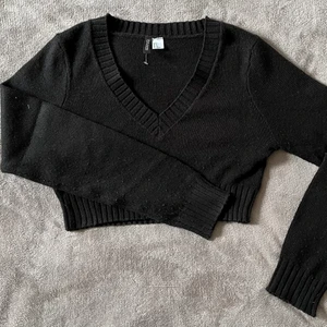 Tröja  - Croppad tröja med v-ringning från Hm. Använd 1 gång, köparen står för frakt 