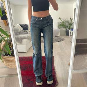 Mega najs trendiga lowwaist Levis 501 or, jag är 175 cm lång och storleken är W30 L32!! 