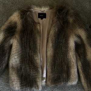 Pälsjacka (inte äkta päls)  - Säljer nu min knappt använda pälsjacka (inte äkta päls) då den tyvärr inte kommer till någon användning. Jackan är i mycket gott skick och är i storlek XS🌸💕