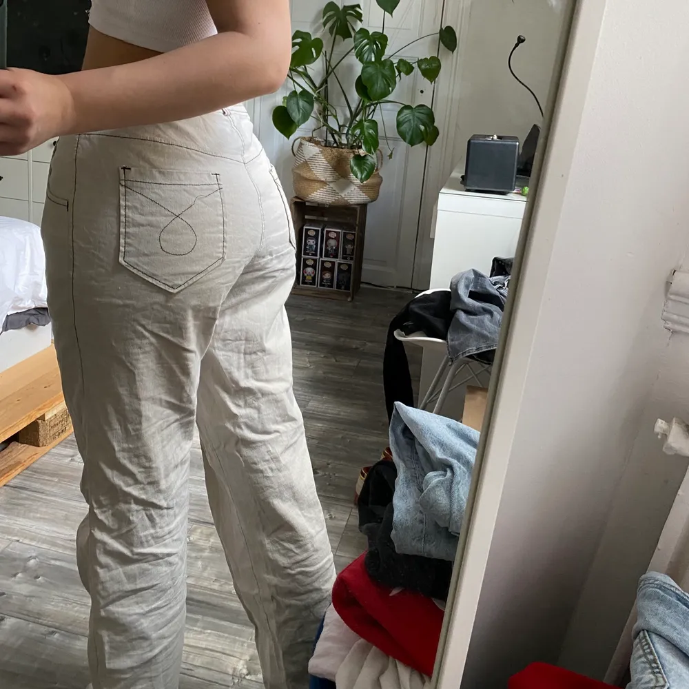 Linne byxor från PARDON. Köpta secondhand. Super fina stilrena knappt använda. PM för fler bilder eller frågor. Köparen står för frakten! Storlek: 38 men passar även 36.. Jeans & Byxor.