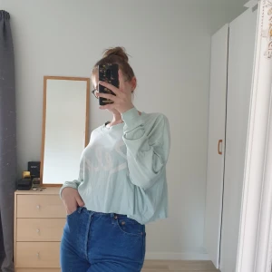 Ljusblå tröja - Avklippt. Tunnt tyg. S men passar även M bra