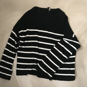 Randig stickad tröja - En randig stickad ganska tunn tröja som är i bra kvalité