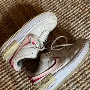 Nike air forces 1 shadow - Ett par nike air force 1 shadow sneakers i hyfsat bra skick. Väl använda med slitningar på insidan av skon därav priset!! Storlek 39