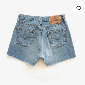 Levis Vintage shorts  - Levis vintage 501 shorts som passar bäst till en storlek W27 (se sista bilden för storlek/mått). Säljer för 400kr 🪶