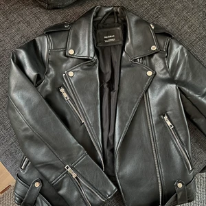 Pull&bear jacka  - Säljer nu min snygga pull&bear jacka som tyvärr är för liten för mig! Bra skick!!💗 storlek M men liten i storleken så mer som en S skulle jag säga 