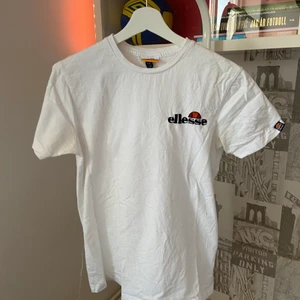 Ellesse t-shirt stl S - Denna somriga Ellesse VOODOO t-shirt är i herrstorlek S och   i fint skick! Tröjan köptes 2020. Inte mycket använd.