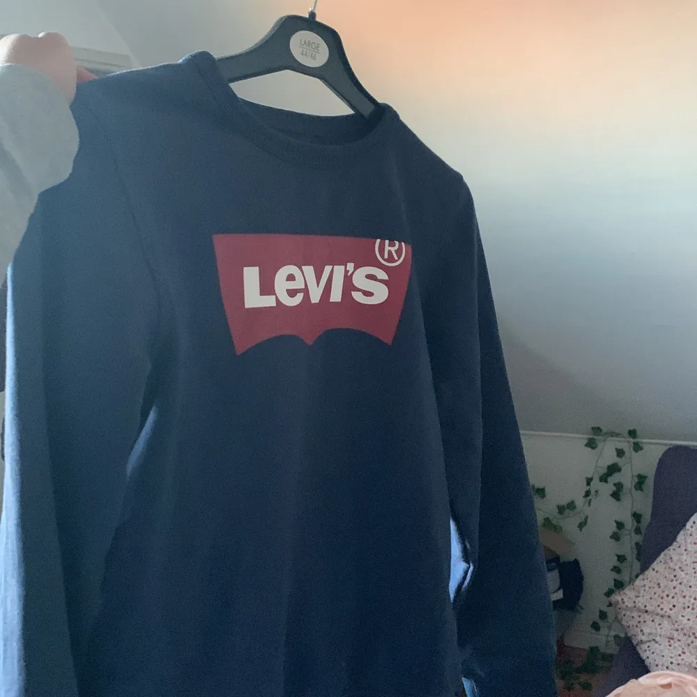 Levis hoodie i mörkblå färg. För liten och används aldrig. Köpt från kids-brandstore och är liten i storlek. Sitter fint på. 150kr inklusive frakt. Hoodies.