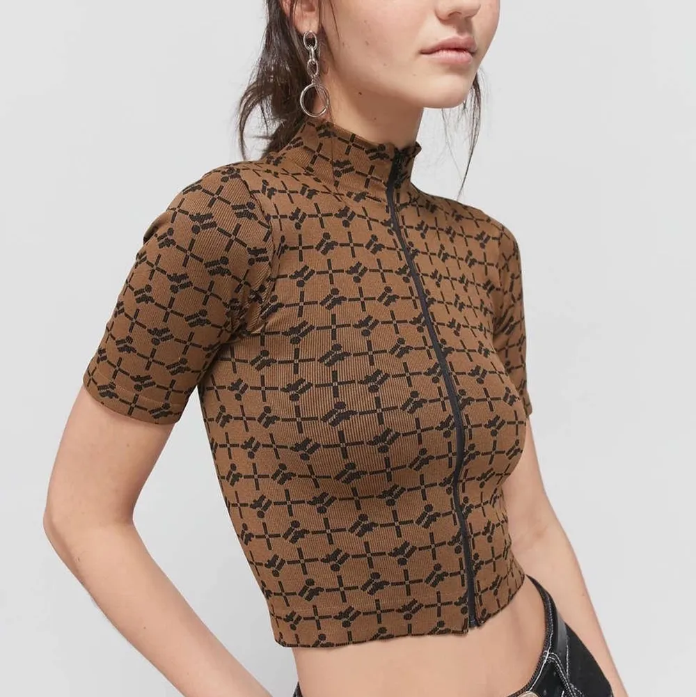 Iets Frans… Geo Print Zip-Front Top från Urban Outfitters. Den är cropped och fitted, men stretchig så kan vara både större och mindre i storleken👌🏼. Toppar.