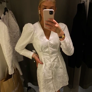 Student klänning - Säljer nu en utav mina student klänningar som jag hade senare på kvällen. Så perfekt student klänning! Fin i tyget, snygg passform. Använd en gång och i som ny i skicket❤️‍🔥❤️‍🔥 