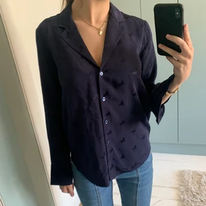 Other stories blus - Superfin blus från & other stories, nypris 600kr. Kan mötas eller så står köparen för frakten 