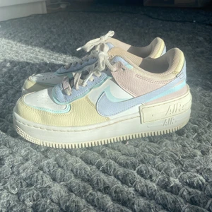 Färgglada Nike skor  - Säljer dessa jätte fina skor som är slut typ överallt! Skosnörena är lite smutsiga och slitna men dem går att byta ut eller tvätta! Köpta nya för ca 1000 säljer för 380kr inklusive frakt!✨❤️