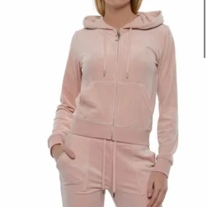 Juicy Couture  - Säljer tröjan endast !!❤️Inga defekter alls använd Max 5 ggr. Nypris runt 1000. Jag säljer för 459 kr ink frakt 
